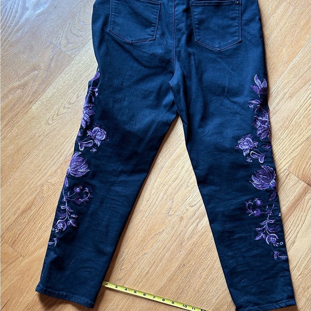 Chico’s So Slimming Girlfriend black embroidered ankle jeans - EUC - Picture 6 of 6